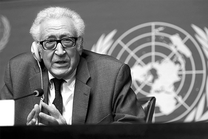 El mediador internacional, Lajdar Brahimi, en rueda de prensa en la sede de Naciones Unidas, en Ginebra (Suiza), ayer, durante el penúltimo día de la primera ronda de negociaciones de paz para Siria.  · Foto:  Martial Trezzini, Efe
