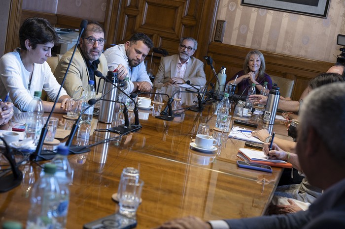 Reunión de la presidencia del Frente Amplio con la bancada de senadores, el 16 de diciembre. · Foto: María Vivanco
