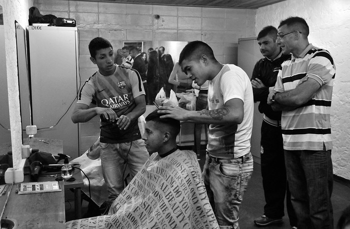 Clases de peluquería en la comunidad educativa de la cárcel de Santiago Vázquez. • Foto: Federico Gutiérrez