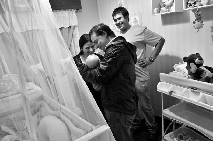  Luis Alberto Lacalle Pou, ayer en Santa Lucía, cuando visitó la casa de Nicolás Bracco y Natalia González, padres de Bianca, ahijada del candidato blanco, a la que conoció ayer antes de ir a votar. / Foto: Javier Calvelo