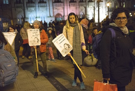 Alerta feminista en Plaza Cagancha. · Foto: Mariana Greif Alerta feminista en Plaza Cagancha. · Foto: Mariana Greif