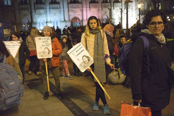 Alerta feminista en Plaza Cagancha. · Foto: Mariana Greif