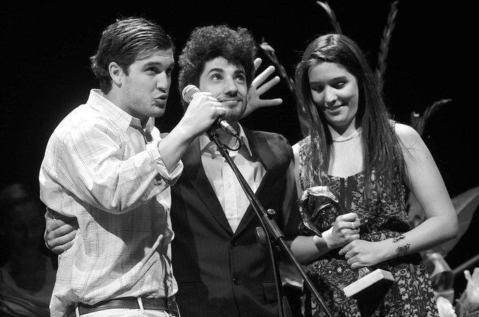 Lucas Barreiro, Agustín Urrutia y Josefina Trías, elenco de Algo de ruido hace.  · Foto: Pablo Nogueira