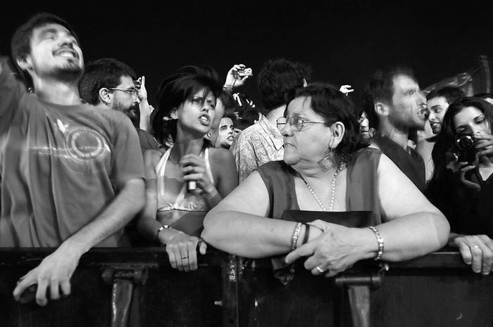 Público presente en el recital de Molotov, el viernes en Punta Carretas.  · Foto: Sandro Pereyra