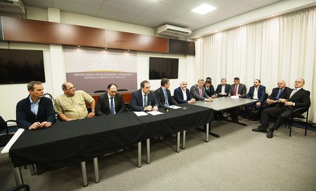 Representantes del gobierno y de las cámaras de comercio, ayer, en la sede del Ministerio de Economía y Finanzas.
· Foto: Federico Gutiérrez Representantes del gobierno y de las cámaras de comercio, ayer, en la sede del Ministerio de Economía y Finanzas.
· Foto: Federico Gutiérrez