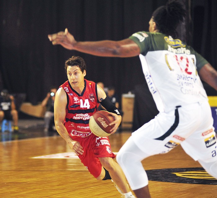 Fernando Martínez, de Goes, y Ricardo Glenn, de Aguada, en el Palacio Peñarol.  · Foto: Federico Gutiérrez