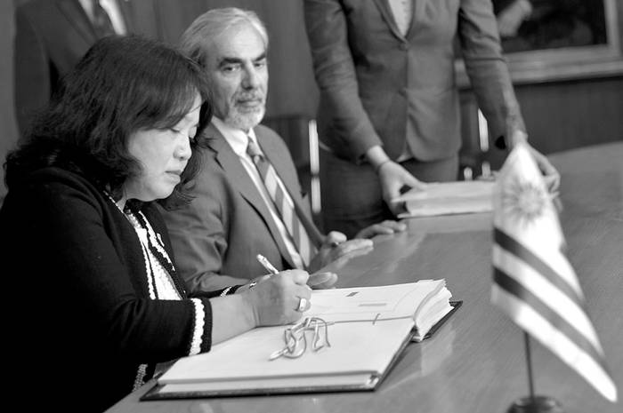 Keiko Tanaka, embajadora de Japón en Uruguay, y Luis Porto, canciller interino, ayer, en el Ministerio de Relaciones Exteriores.
Foto: Juan Manuel Ramos