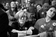Votantes de Hillary Clinton, anoche, en el centro de convenciones Jacob K Javits, en la ciudad de Nueva York. Foto: Win Mcnamee, AFP