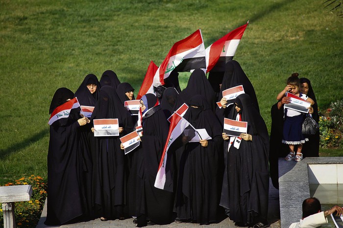 Manifestación de mujeres iraquíes contra los bombardeos en Siria, ayer, en Najaf, Irak. · Foto: Haidar Hamdani