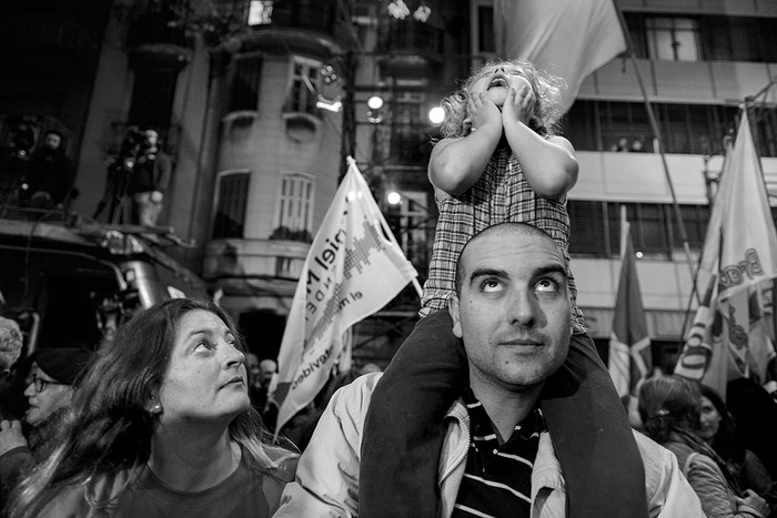 Militantes del Frente Amplio, anoche, frente a la sede del partido. Foto: Santiago Mazzarovich