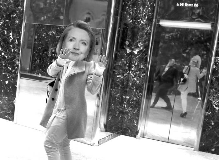 Un hombre con una máscara de Hillary Clinton en el hall de la Trump Tower. Foto: Dominic Reuter, Afp