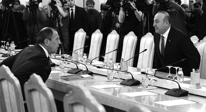 El ministro de Relaciones Exteriores de Rusia, Serguei Lavrov (izquierda), se reúne con su homólogo turco, Mevlüt Cavusoglu, en Moscú. Foto: Natalia Kolesnikova, Afp