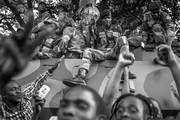 Festejos en las calles de Harare, luego de la renuncia de Robert Mugabe, ayer, en Zimbabue. Foto: Mujahid Safodien, AFP