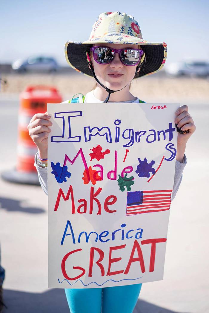 Manifestación contra la separación de niños migrantes de sus padres, ayer, en Tornillo, Texas. · Foto: Paul Ratje