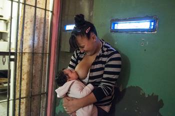Dahiana, con su hija Camila, en el comedor de la cárcel El Molino. (archivo, mayo de 2016) Dahiana, con su hija Camila, en el comedor de la cárcel El Molino. (archivo, mayo de 2016)