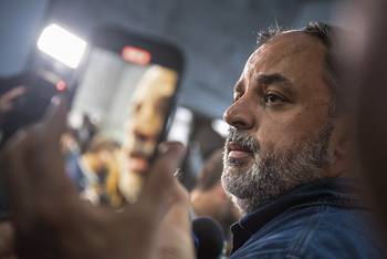 Charles Carrera en conferencia de prensa en La Huella de Seregni luego de renunciar a su banca de senador (archivo, setiembre de 2024). · Foto: Gianni Schiaffarino