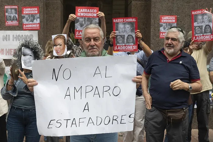 Damnificados de Conexión Ganadera en la puerta del Palacio de Tribunales, el 15 Abril. · Foto: Alessandro Maradei