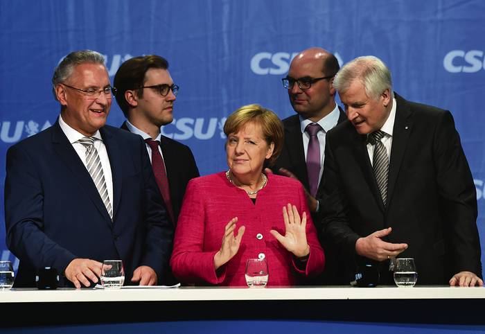 La canciller alemana Angela Merkel, líder del partido de la Unión Demócrata Cristiana (CDU), junto al líder del estado bávaro y líder del partido CSU Horst Seehofer (derecha) durante un acto electoral en Munich.
Foto: Christof Stache, Afp