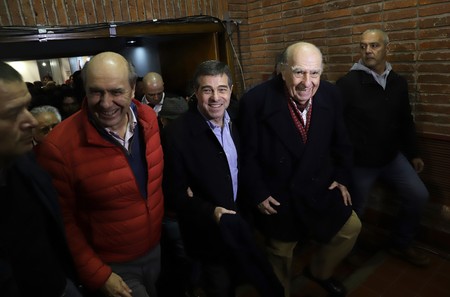 José Amorin, Ernesto Talvi y Julio María Sanguinetti, ingresan a la sala de Convenciones, en la casa del Partido Colorado, la noche de las elecciones internas. · Foto: Pablo Nogueira José Amorin, Ernesto Talvi y Julio María Sanguinetti, ingresan a la sala de Convenciones, en la casa del Partido Colorado, la noche de las elecciones internas. · Foto: Pablo Nogueira
