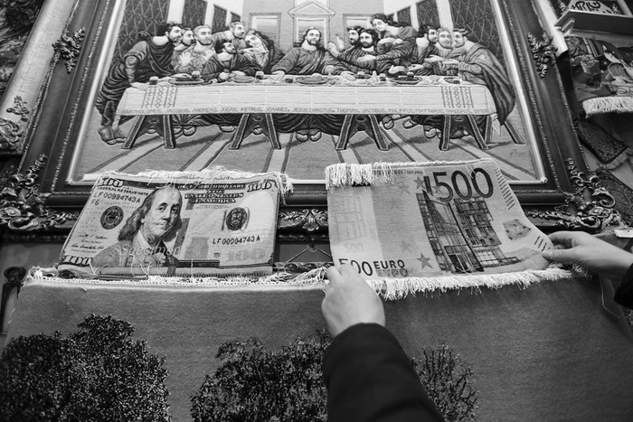Alfombras en una tienda, el sábado en el antiguo Gran Bazar de Teherán, Irán. Foto: Atta Kenare, Afp