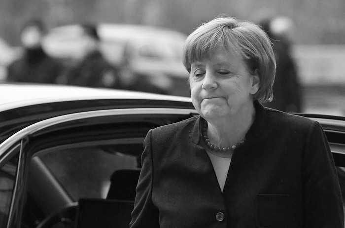 Angela Merkel llega a las oficinas de la Policía Criminal Federal de Berlín. Foto: Tobias Schwarz, Afp