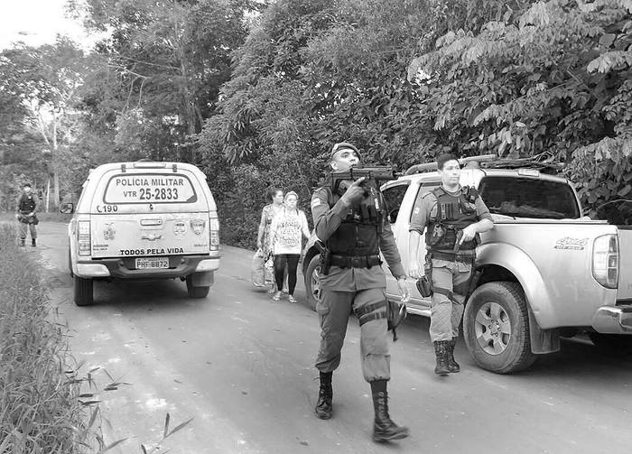 Integrantes de la Policía Militar rastrean a fugitivos del Complejo Penitenciario Anísio Jobim,
en Manaos, estado de Amazonas, Brasil. Foto: Márcio Silva