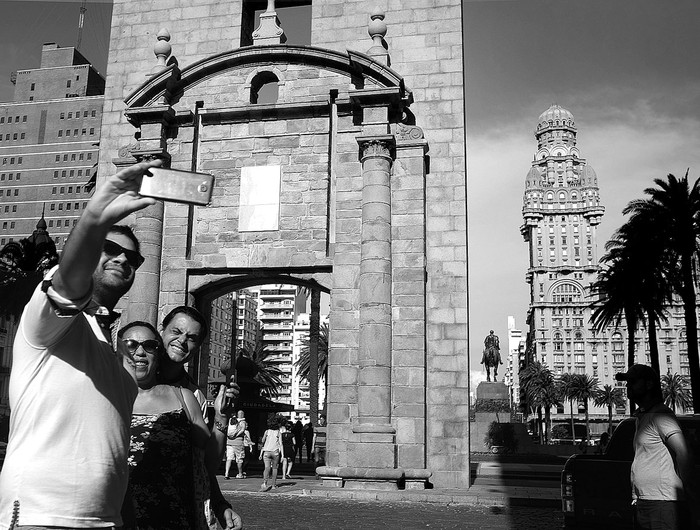 Turistas en la Ciudad Vieja. Foto: Pablo Vignali (archivo, enero de 2017)
