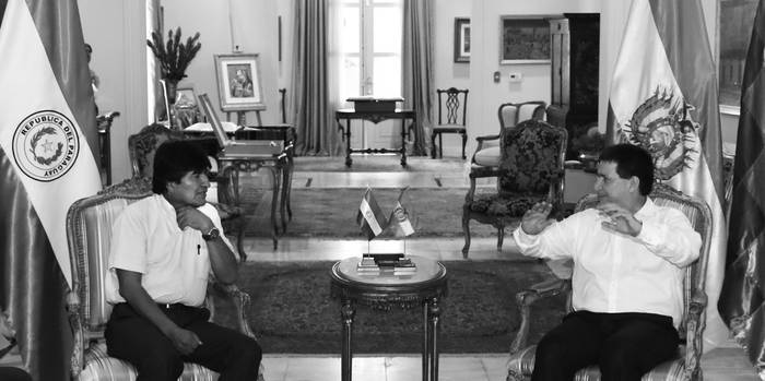Evo Morales y Horacio Cartes en la casa presidencial, en Asunción, Paraguay. Foto: Norberto Duarte, Afp