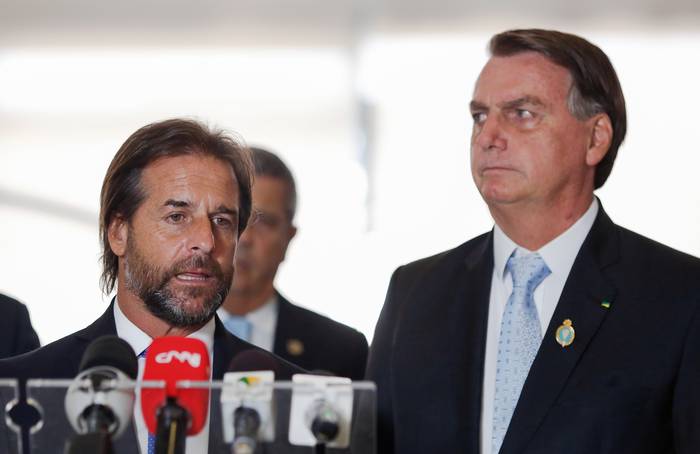 Jair Bolsonaro con Luis Lacalle Pou, en Brasilia (archivo, febrero de 2021). · Foto: Sergio Lima, AFP