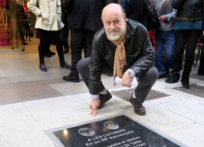 Marcos Mundstock, junto a una placa homenaje en la cudad de Buenos Aires (archivo, mayo de 2018).
 · Foto: Pablo Ramón, EFE