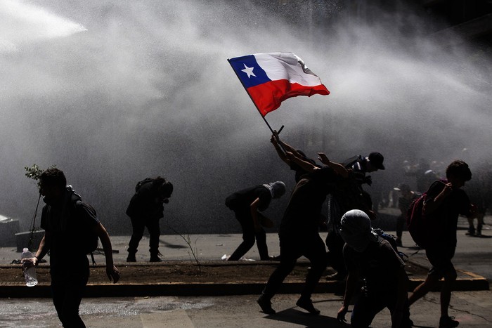 Protestas y enfrentamientos, ayer, en Santiago de Chile. · Foto: Claudio Reyes, AFP