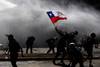 Protestas y enfrentamientos, ayer, en Santiago de Chile. · Foto: Claudio Reyes, AFP Protestas y enfrentamientos, ayer, en Santiago de Chile. · Foto: Claudio Reyes, AFP