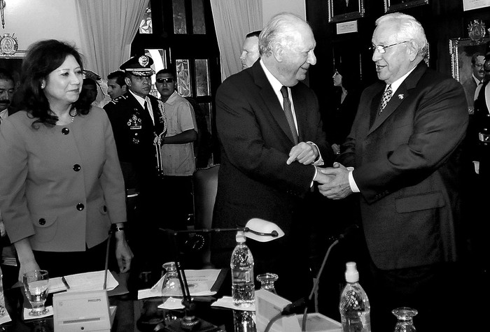 Los miembros de la Comisión de Verificación del Acuerdo Tegucigalpa-San José, el ex presidente chileno Ricardo Lagos (centro) y la secretaria de Trabajo de los Estados Unidos, Hilda Solis (izquierda) ayer, en la Casa Presidencial en Tegucigalpa (Honduras).  · Foto: Gustavo Amador