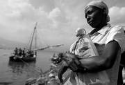 Una mujer observando el horizonte, ayer, mientras una embarcación abandona Puerto Príncipe con rumbo a Jeremie, en el noroeste de Haití