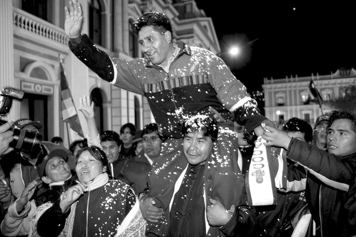 César Cocarico, candidato a la gobernación de La Paz (c), festeja el domingo junto a sus seguidores, en la plaza Murillo, en La Paz (Bolivia), tras conocer que los sondeos le dan el triunfo.  · Foto: EFE, Martín Alipaz
