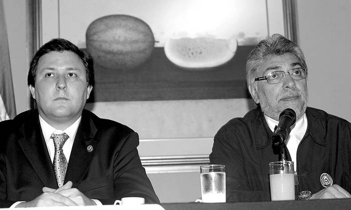  El presidente paraguayo, Fernando Lugo (d), y el ministro del Interior, Rafael Filizzola (i), participan en una conferencia de presa ayer, en la casa presidencial en Asunción (Paraguay).  · Foto: Efe, Andrés Cristaldo