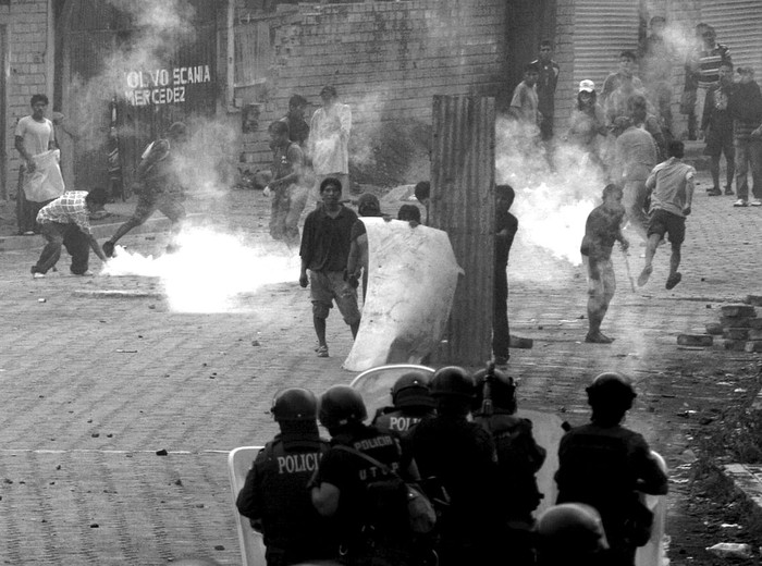 Policías bolivianos se enfrentan con manifestantes para despejar los bloqueos en la vía que comunica la ciudad de La Paz con la Amazonia boliviana, ayer · Foto: Efe, Javier Mamami