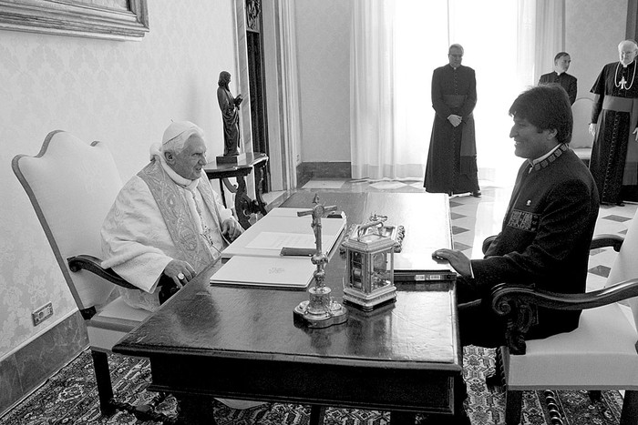 El papa Benedicto XVI conversa con el presidente de Bolivia, Evo Morales, ayer, durante una audiencia privada en la Biblioteca Privada del Pontífice en el Vaticano.  · Foto: Efe, Andrew Medichini