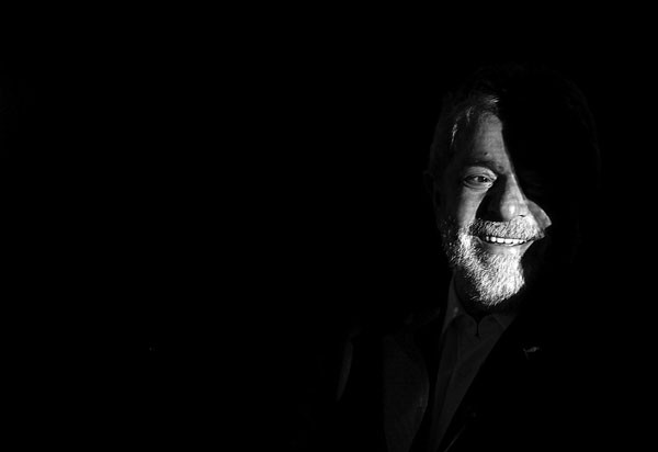 El presidente de Brasil, Luiz Inácio Lula da Silva, sonríe durante una fiesta en agradecimiento a su gobierno, el lunes, en la Pasarela de
Samba, en Río de Janeiro (Brasil). · Foto: Efe, Antonio Lacerda