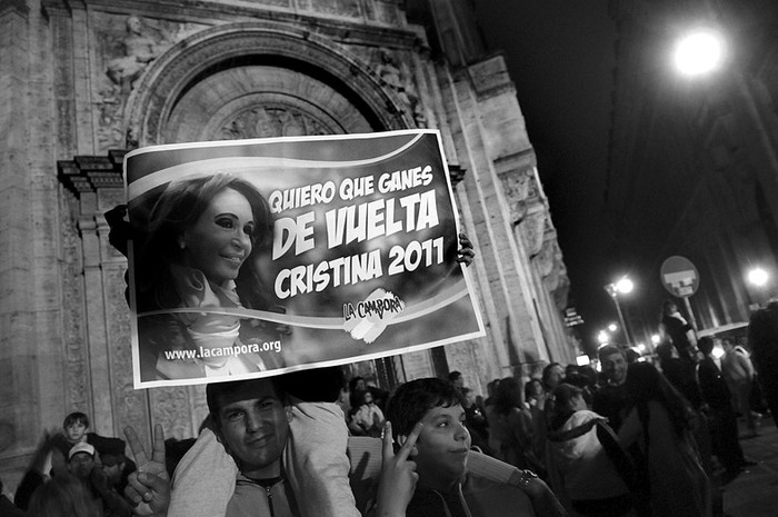 Festejos en la Plaza de Mayo, el domingo, en Buenos Aires. · Foto: Nicolás Celaya