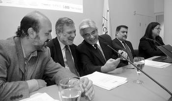 Marcos Oteguy, Roberto Kreimerman, Tabaré Aguerre, Roberto Verdera y Carolina Balestra, en la presentación del Plan Estratégico del Conglomerado Oleaginosos, ayer, en la Torre Ejecutiva. Marcos Oteguy, Roberto Kreimerman, Tabaré Aguerre, Roberto Verdera y Carolina Balestra, en la presentación del Plan Estratégico del Conglomerado Oleaginosos, ayer, en la Torre Ejecutiva.