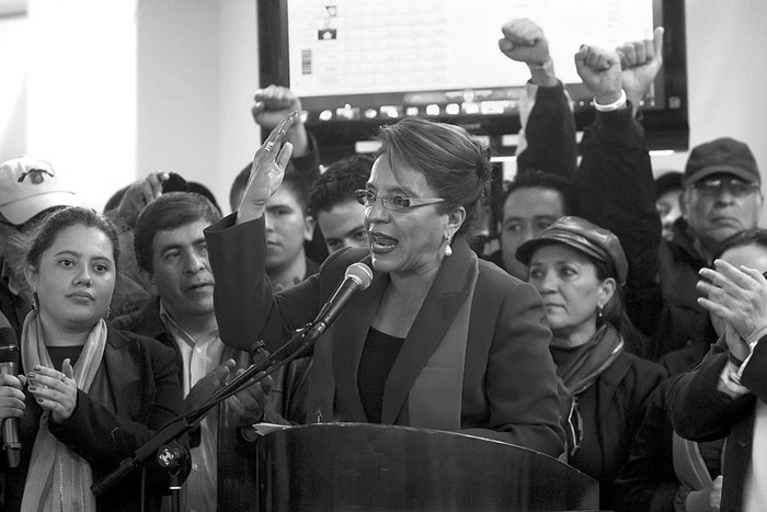 La candidata del partido Libertad y Refundación (Libre), Xiomara Castro, en una conferencia de prensa el viernes en Tegucigalpa (Honduras). · Foto: Gustavo Amador, Efe