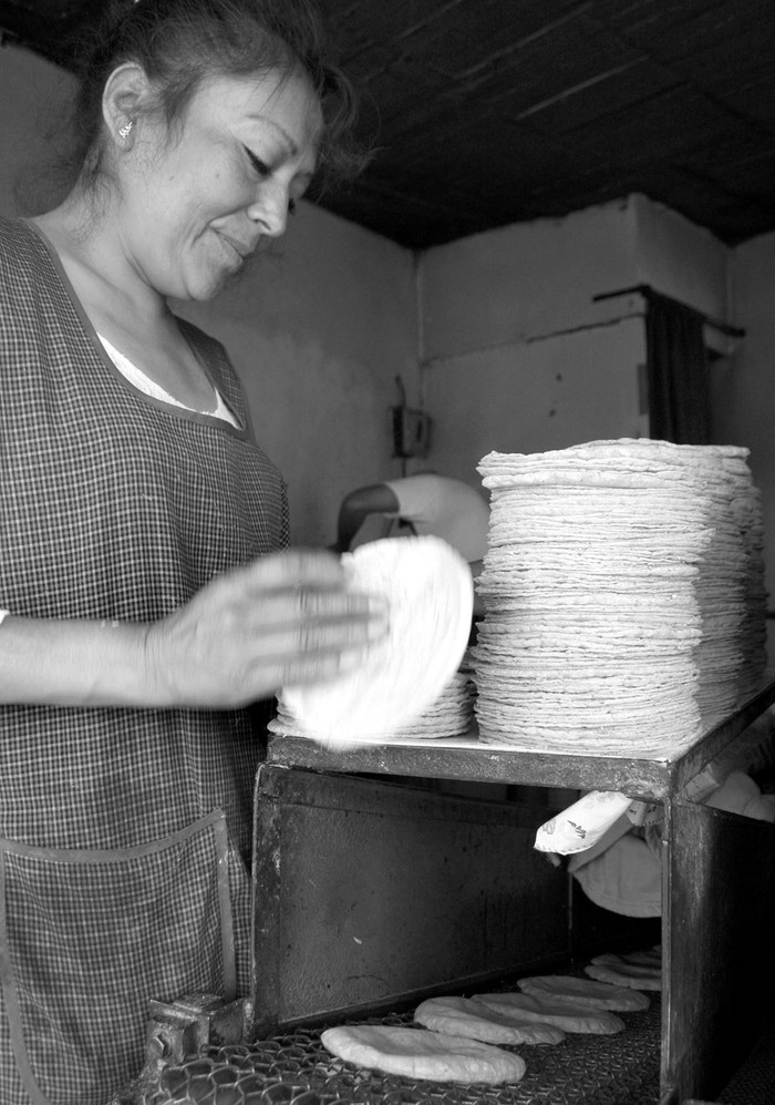 Una mujer prepara tortillas en Ciudad de México. (archivo, diciembre de 2007) · Foto: Héctor Manuel Castro, Efe