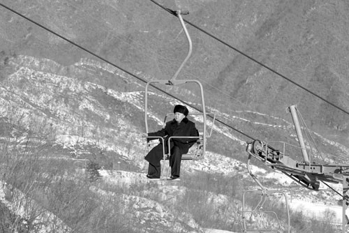 El líder norcoreano Kim Jong-un inspecciona una nueva pista de esquí, el martes, en Masik Pass, cerca de Wonsan (Corea del Norte). Foto: Rodong Sinmun, Efe