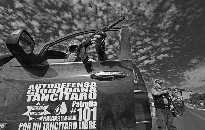 Integrantes de grupos de autodefensa durante enfrentamientos con grupos armados en la población de Nueva Italia, en el estado mexicano de Michoacán.  · Foto:  Ulises Ruiz Basurto, Efe