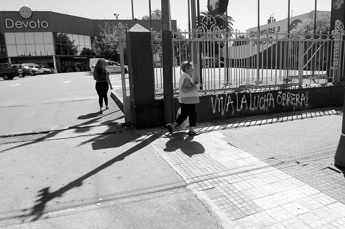 Supermercado Devoto, ayer, en Agraciada y Francisco Gómez. Foto: Sandro Pereyra