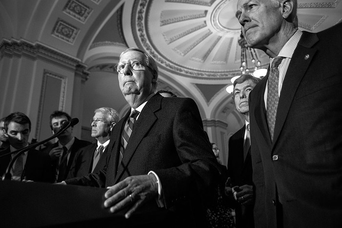 Mitch McConnell, líder republicano del Senado estadounidense (centro). Foto: Jim Lo Scalzo, Efe