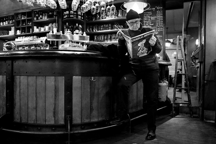 Un hombre lee la nueva edición de Charlie Hebdo, ayer, en una cafetería en París (Francia). Foto: Yoan Valat, Efe