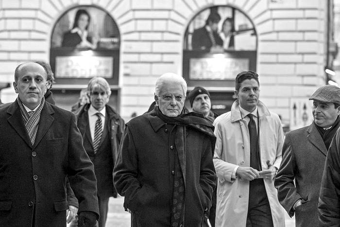 Sergio Mattarella, presidente italiano, (c), llega a la casa de su predecesor, Giorgio Napolitano, ayer, en Roma, Italia.
Foto: Angelo Carconi, Efe