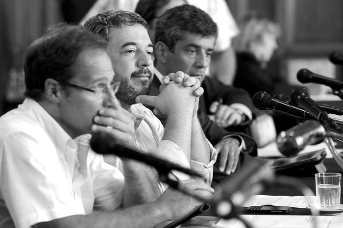 Andrés Masoller, Mario Bergara y Jorge Polgar, ayer, en la Comisión de Hacienda, en el Palacio Legislativo.
Foto: Sandro Pereyra